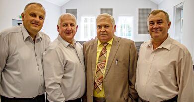 Привіт далеким друзям в Сакраменто Привіт далеким друзям в Сакраменто