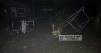 У Межовій КАб влучив у дитячий майданчик, пошкоджені будинки