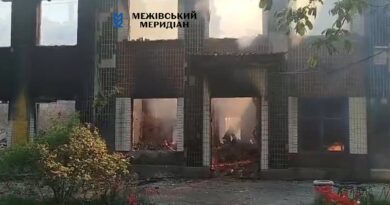 У Межівській громаді через удар російської армії горить відділ освіти та дитяча бібілотека (ВІДЕО)