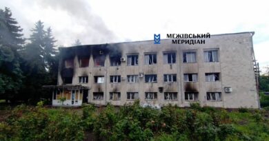 Російський дрон підпалив будівлю колишньої Межівської райдержадміністрації (ФОТО, ВІДЕО)