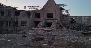 Перші кадри влучань: російські КАБи добивають Межівський аграрний ліцей-інтернат